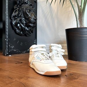 Reebok with the strap hi-top vintage design like new 7.5